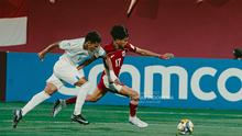Gelandang Timnas Indonesia U-17, Rafi Rasyiq, mencoba melewati penjagaan dari gelandang Timnas Honduras U-17, Obed Juarez, dalam laga ketiga Grup H Piala Dunia U-17 2025 di Lapangan 2 Aspire Zone, Doha, Senin (10/11/2025). (Dok. PSSI)