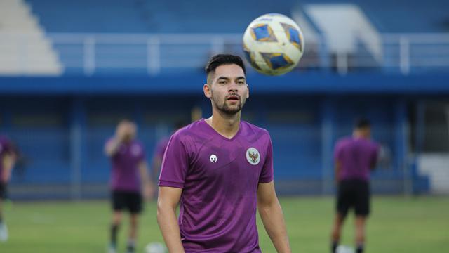 Sandy Walsh dengan seragam latih Timnas Indonesia.
