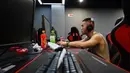 Seorang pria bermain game komputer di sebuah kafe internet di Beijing, China, Jumat (10/9/2021). Anak di bawah 18 tahun di China kini dilarang bermain game online dari hari Senin sampai Kamis. (GREG BAKER/AFP)