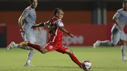 Gelandang Persija Jakarta, Riko Simanjuntak, menendang bola saat melawan Persib Bandung pada laga final Piala Menpora 2021 di Stadion Maguwoharjo, Sleman, Kamis (22/4/2021). Persija menang dengan skor 2-0. (Bola.com/M Iqbal Ichsan)
