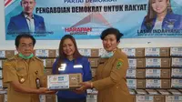 Anggota Fraksi Demokrat Lasmi Indaryani menyerahkan sumbangan kepada Bupati Banjarnegara. (foto: Liputan6.com/felek wahyu)