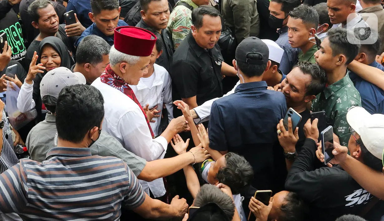 Ganjar tiba sekitar pukul 13.33 WIB. Mantan Gubernur Jawa Tengah dua periode itu disambut meriah oleh FBR dan IKM sudah menunggunya. (Liputan6.com/Herman Zakharia)