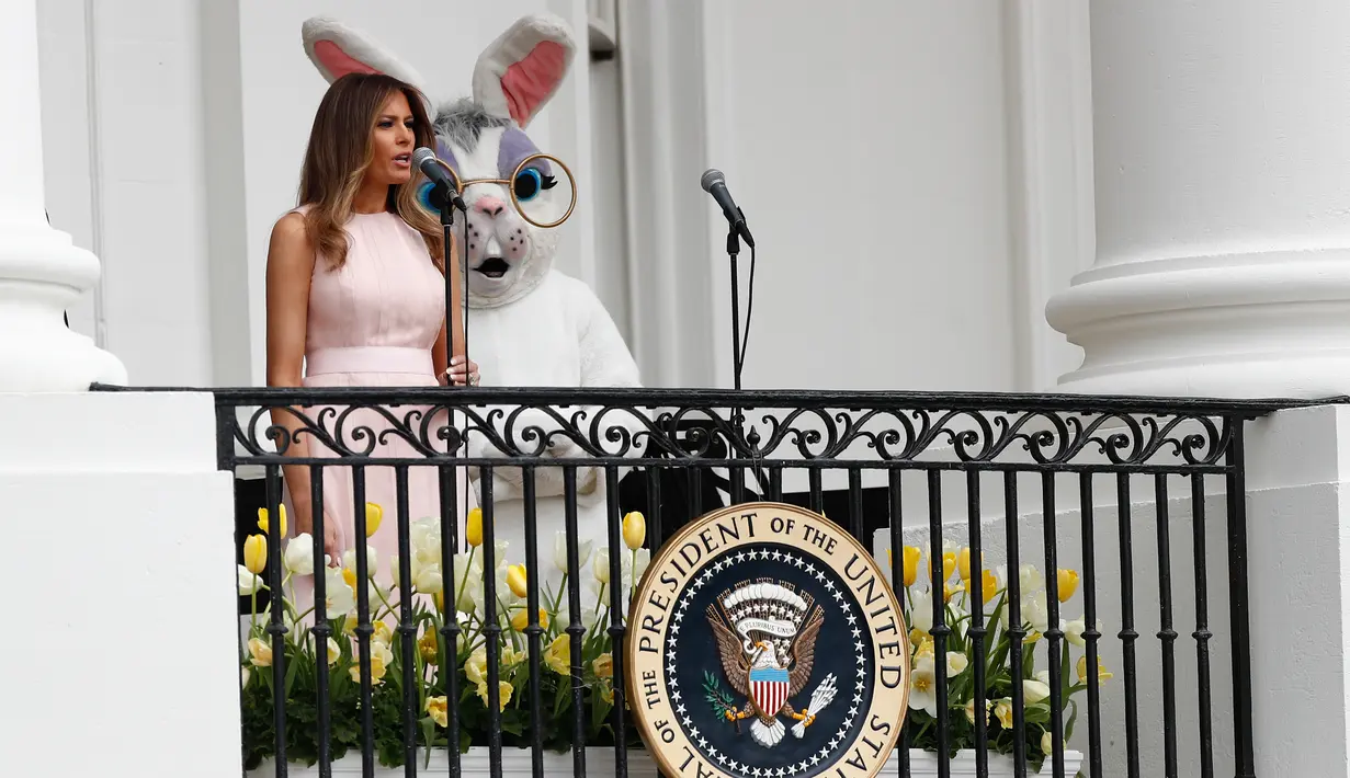 Melania Trump berpidato saat perayaan Paskah ke-139 di Truman balkon Gedung Putih, Washington, Senin (17/4). Acara Paskah tahunan ini juga dimeriahkan dengan lomba menggelindingkan telur. (AP Photo/Carolyn Kaster)