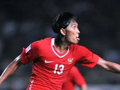 Penyerang Timnas Indonesia, Budi Sudarsono beraksi dalam partai kontra Singapura di ajang AFF Suzuki Cup di Jakarta, 9 Desember 2008. Indonesia kalah 0-2. AFP PHOTO/Bay ISMOYO