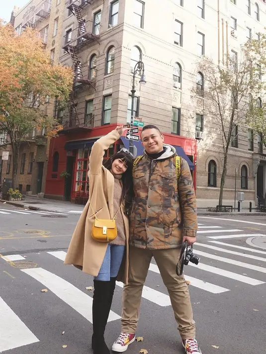 "Apalagi banyak yang bilang 2WW itu stressful banget, jadi sebisa mungkin kalo lagi gak ada kerjaan gue stand by di samping Adiez," tambahnya. (Instagram/gilangdirga)