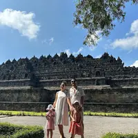 Marissa Nasution sedang menikmati liburan di Indonesia. Tidak sendiri, Marissa bersama suami dan dua anaknya. Perempuan berdarah Batak dan Jerman itu beserta keluarga mengunjungi Borobudur hingga main ke sawah. Berikut beberapa potret keseruan liburannya. [Instagram/marissaln]