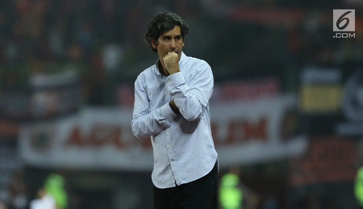 Pelatih Stefano Cugurra saat memimpin Persija melawan RCD Espanyol pada laga persahabatan di Stadion Patriot Candrabhaga, Bekasi, Rabu (19/7). Persija kalah telak dari RCD Espanyol 0-7. (Liputan6.com/Helmi Fithriansyah) 