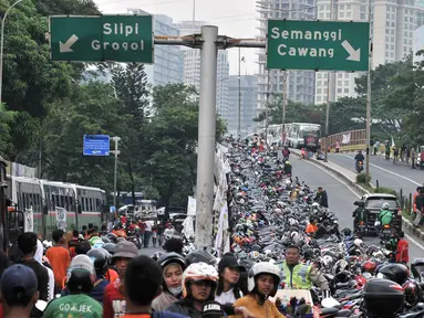 Ratusan sepeda motor terparkir di sepanjang jalan layang atau flyover Gerbang Pemuda, Jakarta, Minggu (9/12). Kendaraan bermotor milik penonoton sepak bola laga Persija vs Mitra Kukar diparkir di trotoar hingga ke flyover. (merdeka.com/Iqbal S. Nugroho)