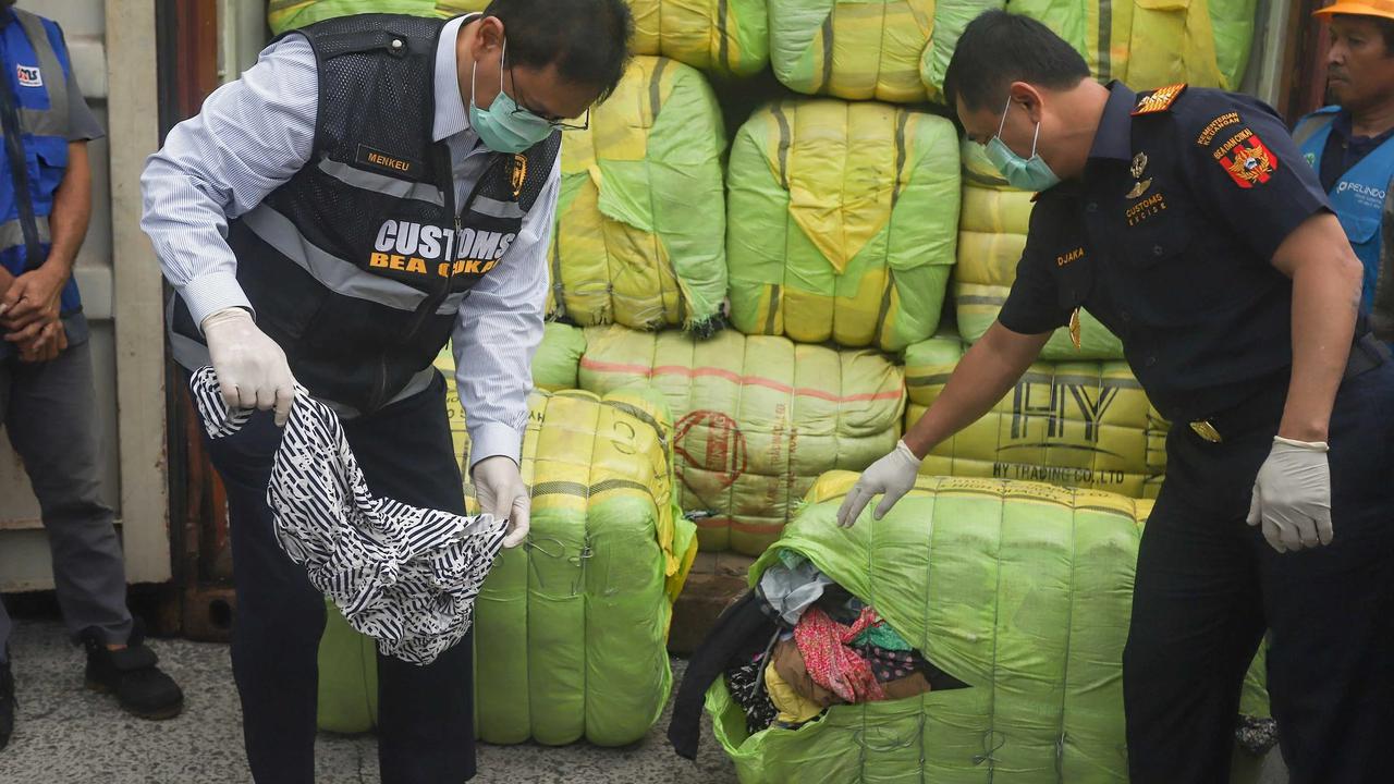 FOTO: Pakaian Bekas Ilegal Senilai Rp53 Miliar Disita di Tanjung Priok