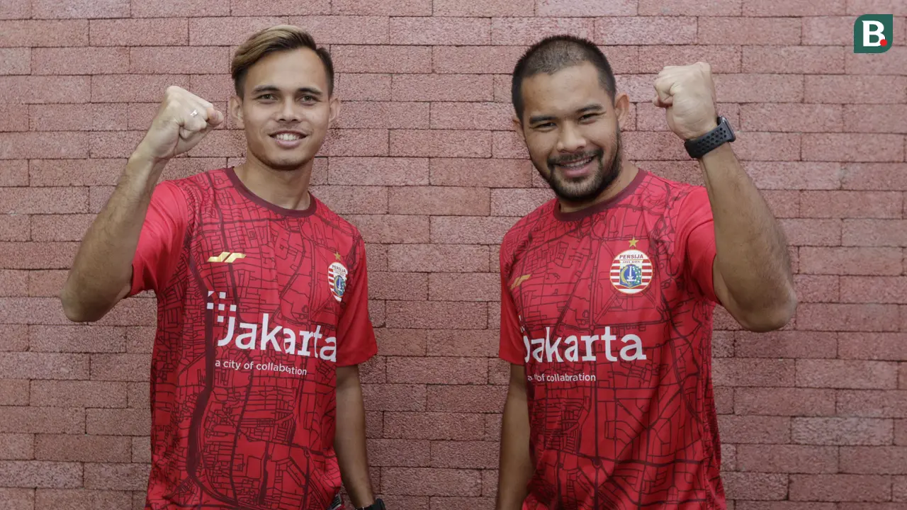 Dua PEMAIN Persija Jakarta, Andritanya Ardhiyasa dan Rezaldi Hehanussa, bergaya pada BOLA Esports Challenge di Kantor KLY, Jakarta, Jumat (26/6/2020).