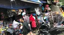 Warga memilih mainan tanpa menjaga jarak di Pasar Gembrong, Jakarta Timur, Minggu (31/5/2020). Meski penerapan masa Pembatasan Sosial Berskala Besar (PSBB) di Jakarta masih berlaku, namun pasar yang khusus menjual pernak-pernik mainan anak ini kembali dipadati warga. (Liputan6.com/Immanuel Antonius)