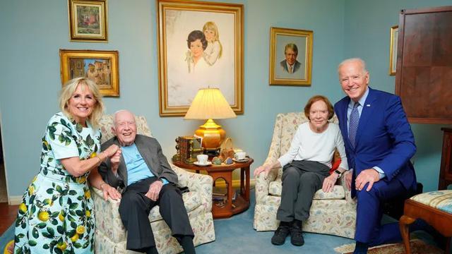 Jimmy Carter mantan presiden ke-39 AS (kiri) bersama Joe Biden dan istri. (AP)