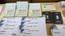Sejumlah barang bukti kasus pemalsuan visa asing ditunjukkan di Kantor Imigrasi Kelas I Jakarta Pusat, Selasa (6/3). Pihak imigrasi mengamankan empat warga negara asing (WNA). (Liputan6.com/Arya Manggala)