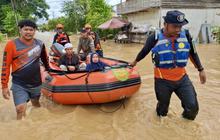 Tim SAR Evakuasi 2.895 Warga Terdampak Banjir Pariangan Kalsel ke Lokasi Aman