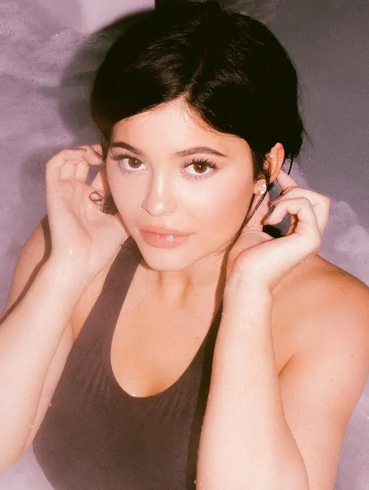 "Kylie Jenner benar-benar   merasa takut. Sementara Scott sangat bersemangat karena bisa cepat mendapatkan anak lagi," ujar sumber seperti yang disadur dari HollywoodLife. (instagram/kyliejenner)