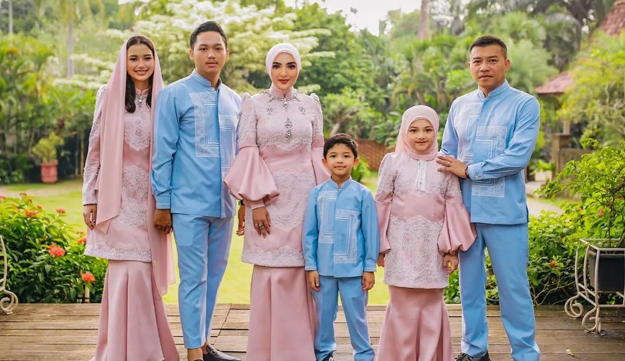 Di momen tersebut, Sarah Menzel tampil kompak mengenakan seragam keluarga Hermansyah nuansa biru-pink.