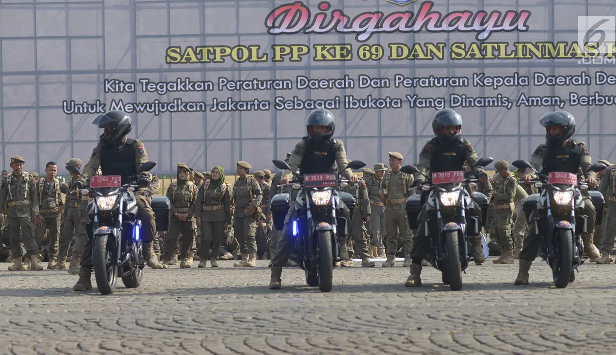 Satuan Polisi Pamong Praja (Satpol PP) menampilkan kendaraan milik mereka pada upacara peringatan HUT ke-69 Satpol PP dan ke-57 Satlinmas di Lapangan Monas, Jakarta, Rabu (7/8/2019). Dalam peringatan tersebut, Gubernur DKI Anies Baswedan bertindak menjadi inspektur upacara. (merdeka.com/Imam Buhori)