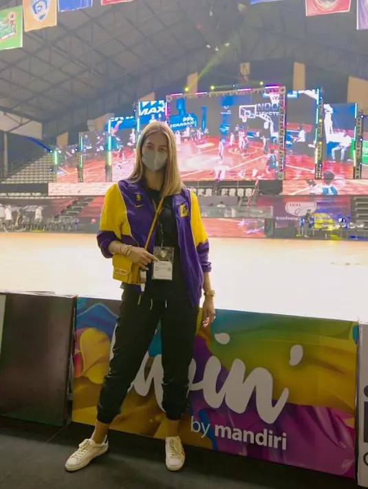 Saat nonton IBL 2022, Paula tampil sporty kasual mengenakan jaket windbreaker berwarna kuning dan ungu yang dipadukan dengan kaos hitam dan celana jogger warna senada. Ia melengkapi penampilannya dengan sling bag warna kuning dan sneakers putih. (Instagram/paula_verhoeven).