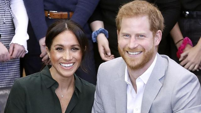 Remaja Australia Beri Pangeran Harry Replika Mahkota Tiara Putri