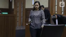 Terdakwa perantara suap mantan anggota DPR Bowo Sidik Pangarso, M Indung Andriani saat menjalani sidang pembacaan putusan di Pengadilan Tipikor, Jakarta, Rabu (13/11/2019). M Indung dihukum dua tahun penjara, denda Rp50 juta subsider satu bulan kurungan. (Liputan6.com/Helmi Fithriansyah)