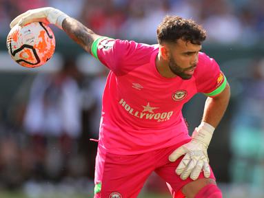 Arsenal baru saja mendatangkan kiper asal Spanyol, David Raya dari Brentford pada bursa transfer pemain musim panas 2023/2024 untuk melapis Aaron Ramsdale di bawah mistar gawang The Gunners. Dalam sejarahnya, Arsenal total telah mendatangkan 18 pemain asal Spanyol termasuk David Raya yang berstatus pinjaman selama semusim. Berikut ini 5 pemain terakhir yang pernah didatangkan The Gunners sebelum David Raya. (AFP/Getty Images/Mike Stobe)