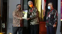 Penghargaan diterima langsung Gubernur Jawa Tengah Ganjar Pranowo yang diserahkan Menteri Riset dan Teknologi Bambang Brodjonegoro di Auditorium BJ Habibie Jalan Thamrin, Jakarta, Selasa (10/11/2020).