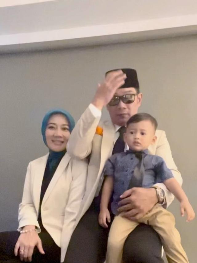 Ridwan Kamil berusaha mengabadikan kebersamaan dengan sang istri dan Arkana sebanyak mungkin. Karena momen tak bisa diulang. (Foto: Instagram/@ridwankamil)