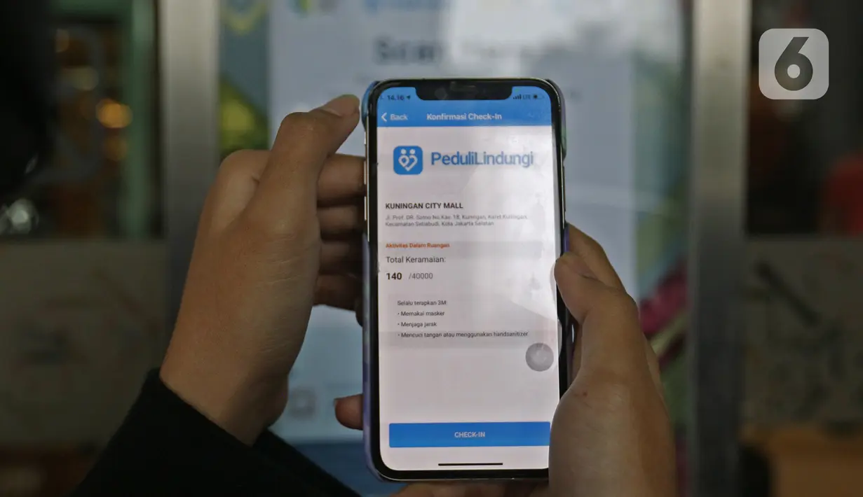 Pengunjung saat scan barcode untuk memasuki mal kuningan city, Jakarta, Selasa (10/8/2021). Perpanjangan PPKM Level 4 di mal pengunjung diwajibkan mematuhi protokol kesehatan, melakukan scan barcode aplikasi Pedulilindungi dan memperlihatkan sertifikat vaksin COVID-19. (Liputan6.com/Herman Zakharia)