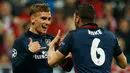 Penyerang Atletico Madrid Antoine Griezmann (kiri) melakukan selebrasi bersama rekan setimnya Koke usai mencetak gol kegawang Muenchen di Liga Champions di Allianz Arena (4/5). (Reuters/Michaela Rehle)