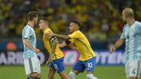 Pemain Brasil, Philippe Coutinho (2kiri) mencetak satu gol untuk kemenangan timnya atas Argentina pada laga kualifikasi Piala Dunia zona Amerika Selatan di Mineirao stadium, Belo Horizonte, Brasil, (10/11/16). (AFP/Douglas Magno)