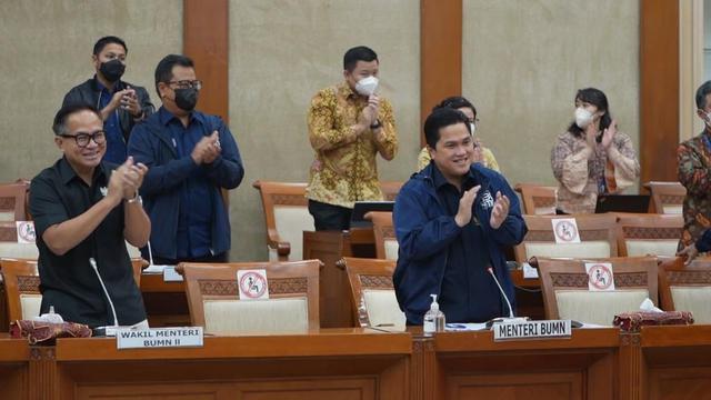 Menteri BUMN Erick Thohir bersama dengan panitia kerja (panja) penyelamatan PT Garuda Indonesia (Persero) Komisi VI DPR RI.
