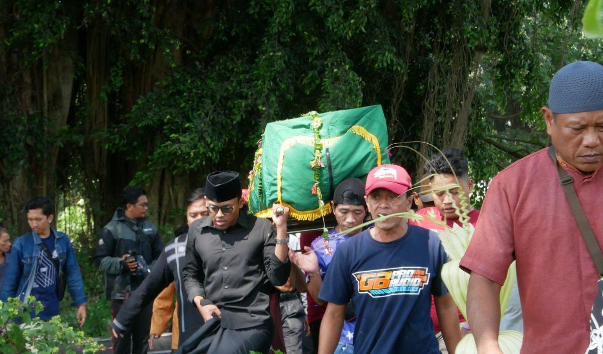 “Anaknya memang pendiam sukanya main game dan belajar berbahasa Rusia otodidak lewat internet,” katanya saat ditemui, Sabtu (5/8).