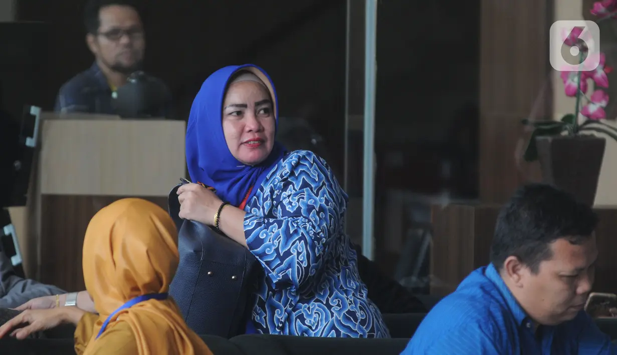 Anggota DPRD Kabupaten Muara Enim, Verra Erika seusai menjalani pemeriksaan di Gedung KPK, Jakarta, Selasa (3/12/2019). Verra Erika diperiksa sebagai saksi untuk melengkapi berkas penyidikan Bupati nonaktif Muara Enim Ahmad Yani. (merdeka.com/Dwi Narwoko)