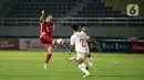 Pemain Persija Jakarta, Marc Klook (kiri) mengontrol bola dibayangi pemain PSM Makassar, Yakob Sayuri dalam pertandingan semifinal leg kedua Piala Menpora 2021 di Stadion Manahan, Solo, Minggu (18/4/2021). (Bola.com/Ikhwan Yanuar)