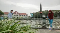 Tugu Malang menjadi maskot masyarakat Malang dan banyak warga datang untuk bersantai, Rabu (21/1/2015). (Liputan6.com/Faizal Fanani)