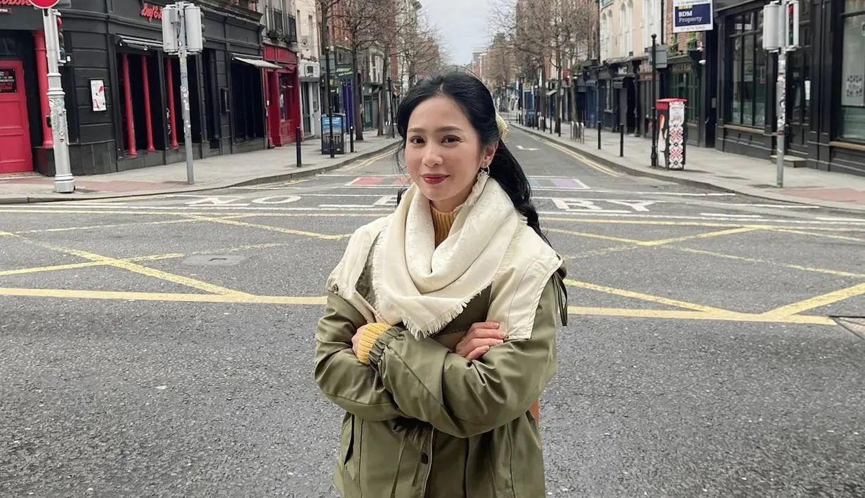 <p>Cuaca yang dingin, gaya Bunga Zainal yang memakai pakaian hangat ini tetap tampil stylish dan keren. Sudah hampir kepala empat, sosok Bunga Zainal memang tetap awet muda. Meski sudah jarang muncul di layar kaca, Bunga kerap menyapa penggemar dengan kontennya di Instagram yang kocak. (Liputan6.com/IG/@bungazainal05)</p>