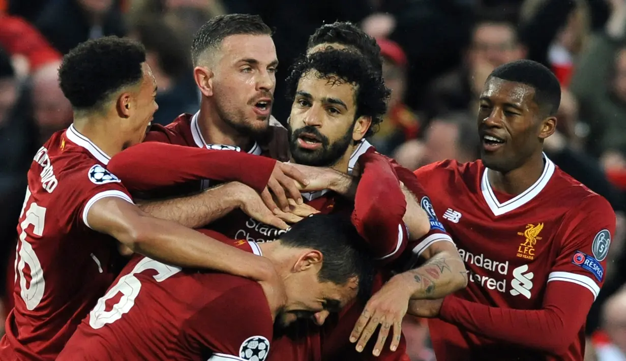 Pemain Liverpool, Mohamed Salah usai mencetak gol ke gawang AS Roma pada leg pertama semifinal Liga Champions di Stadion Anfield, Liverpool, Inggris, Selasa (24/4). Salah tak melakukan selebrasi usai membobol gawang mantan klubnya. (AP Photo/Rui Vieira)