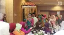 Suasana acara Mohuntingo yang digelar oleh pasangan Ayu Dewi dan Regi Datau di kawasan Tebet, Jakarta, Minggu (27/08). Dalam kesempatan itu, Ayu Dewi dan sang suami sama-sama menggunakan baju adat Gorontalo. (Liputan6.com/Herman Zakharia)