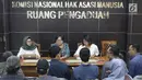 Komisioner Komnas HAM, Sandrayati Moniaga (tengah) melakukan audiensi dengan perwakilan KontraS, YLBHI serta GERAK di Jakarta, Rabu (15/5/2019). KontraS, YLBHI serta GERAK melaporkan pencideraan Hari Buruh 2019 dengan Kekerasan yang dilakukan oleh aparat. (Liputan6.com/Helmi Fithriansyah)