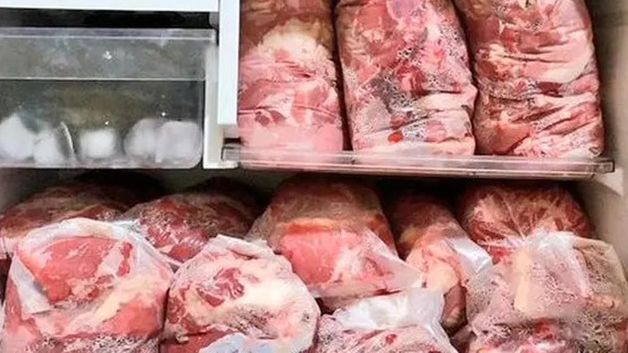 Bau Amis Bekas Daging yang Membandel, Begini Tips Jitu Cara Membersihkan Kulkas