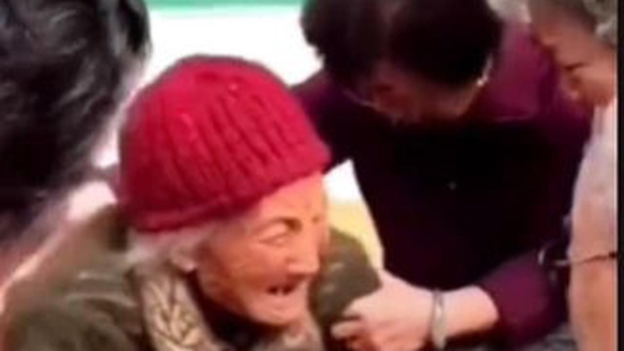 Dalam video yang beredar di media sosial, tampak seorang wanita tua berteriak histeris sembari memeluk seorang kakek yang duduk di kursi roda.