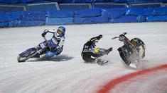 Pebalap Swedia, Ove Ledstrom, terjatuh saat bersaing dengan pebalap Rusia, Egor Myshkovets, dalam kejuaraan dunia FIM Ice Speedway Gladiators di Almaty, Kazakhstan, (21/2/2016). (Reuters/Shamil Zhumatov)