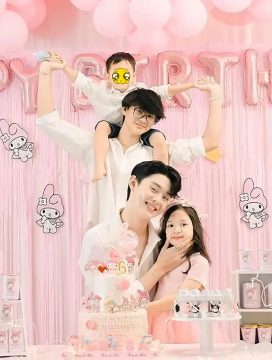 Sama-sama punya paras yang tampan, tapi keduanya punya gaya fashion yang berbeda. Gabriel Prince selalu tampil fashionable dan glamor, sedangkan Royce cenderung lebih santai dan kasual. Meski begitu, keduanya selalu kompak dan akrab, terutama saat berkumpul bersama keluarga. (Liputan6.com/IG/@nat_grtm)