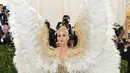 Gaya dandanan penyanyi Katy Perry saat menghadiri Met Gala 2018 di Metropolitan Museum of Art, New York (7/5). Ajang ini merupakan kesempatan bagi para selebritas Hollywood untuk memamerkan penampilan terbaiknya. (Neilson Barnard / Getty Images / AFP)