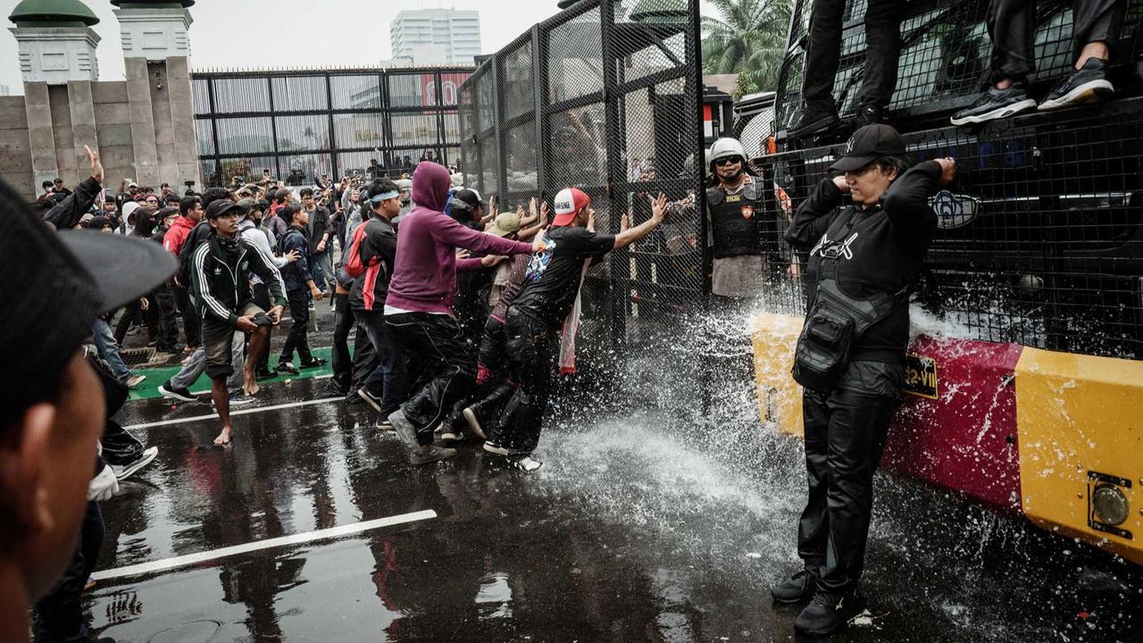 FOTO: Aksi  Demo DPR 25 Agustus, Massa Bentrok dengan Aparat