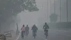 Pesepeda melintas di sepanjang jalan di tengah kondisi kabut asap yang menyelimuti New Delhi, India, Minggu (7/11/2021). Ibu kota New Delhi diselimuti udara beracun pada Sabtu kemarin karena tingkat polusi yang sangat tinggi pasca-perayaan festival besar agama Hindu. (Money SHARMA/AFP)
