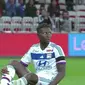 Yanga-Mbiwa bek Lyon, Ligue 1 Prancis melakukan gol bunuh diri konyol saat melawan Nice.