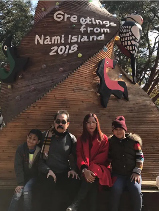 "Wuuuaaachhhh... Bikin aku Baperrr Mbakku @inul.d tersayaaanggg," tulis fitricarlina."Tenang mba fitri carlina...engga usah baper nanti jg ngerasain di tempat yg sama beda nya mba inul anak nya laki2..mba fitri carlina anak nya perempuan...," sahut ani.m*