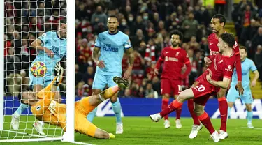 Pemain Liverpool Diogo Jota (kanan) mencetak gol ke gawang Newcastle United pada pertandingan sepak bola Liga Inggris di Stadion Anfield, Liverpool, Inggris, 16 Desember 2021. Liverpool menang 3-1. (AP Photo/Jon Super)