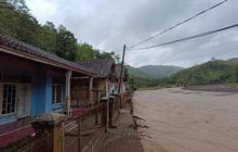 Banjir dan Longsor di Sukabumi: Detik-Detik Menegangkan Arus Sungai Meluap Seret Rumah Warga di Cidadap